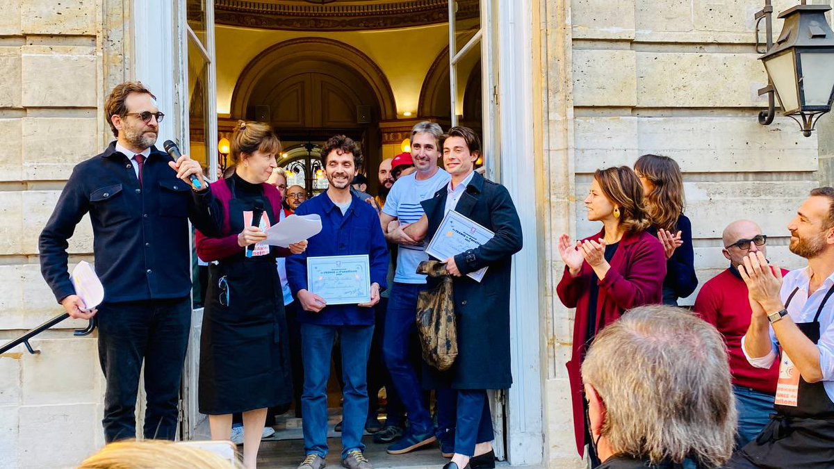 dburkli's tweet photo. Une première en France! Ils sont venus de Talence, Forcalquier, Menton, Vesoul ... Des pâtissiers venus concourir au 1er championnat français du Panettone. La @Mairie9Paris aux couleurs de l’Italie! Prochaine étape: le championnat du monde à Lugano @frgaudry et Alessandra Pierini https://t.co/lGq0zsf0Yp