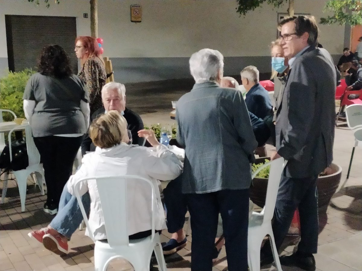 AjuntaMartorell's tweet photo. 🍽 Unes 50 persones han assistit a la celebració dels 60 anys de la @pbmartorell1. L’alcalde de Martorell Xavier Fonollosa i els regidors Gerard Mimó, Rosa Cadenas, Soledad Rosende i Raquel Sans han acompanyat els presents i han gaudit de l’actuació de Tatanos. https://t.co/7hRKmqt1wd