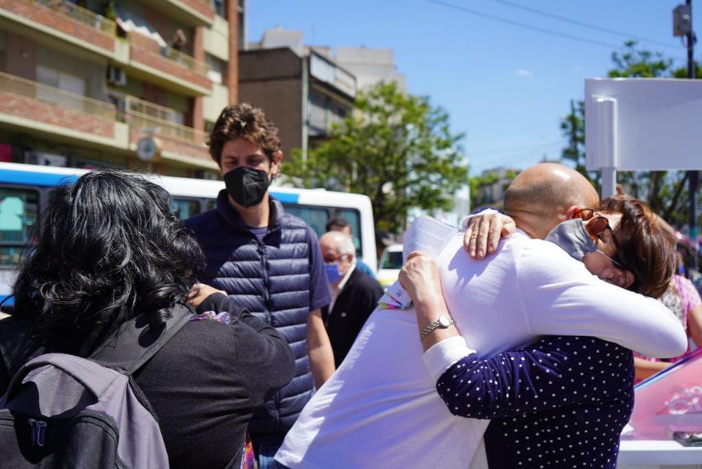 Yaco_Emiliano's tweet photo. Dialogamos con las vecinas y vecinos de Villa Devoto sobre sus preocupaciones. Juntos el 14 de noviembre #YoDecido y diremos #Basta y comenzaremos a transformar nuestra realidad. https://t.co/nJboT72g5H