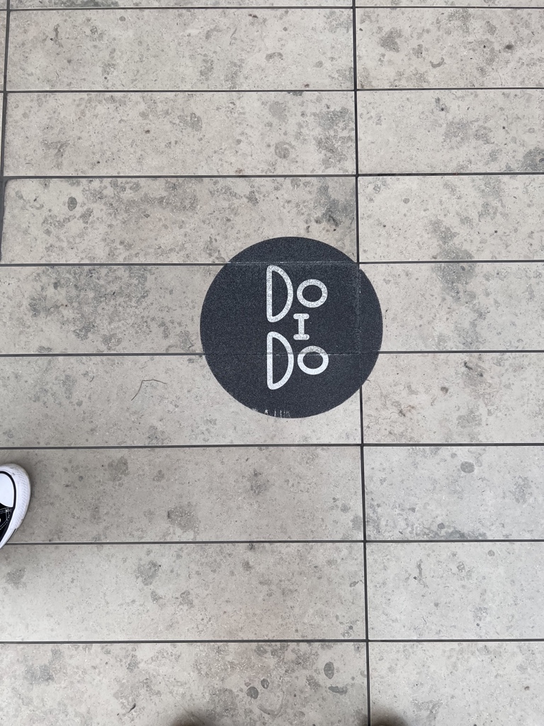 ChristianSelig's tweet photo. Standing in line at the Apple Store wondering for 5 minutes why they have “Do I Do” signs on the floor until it clicked https://t.co/oO5qjfip4X