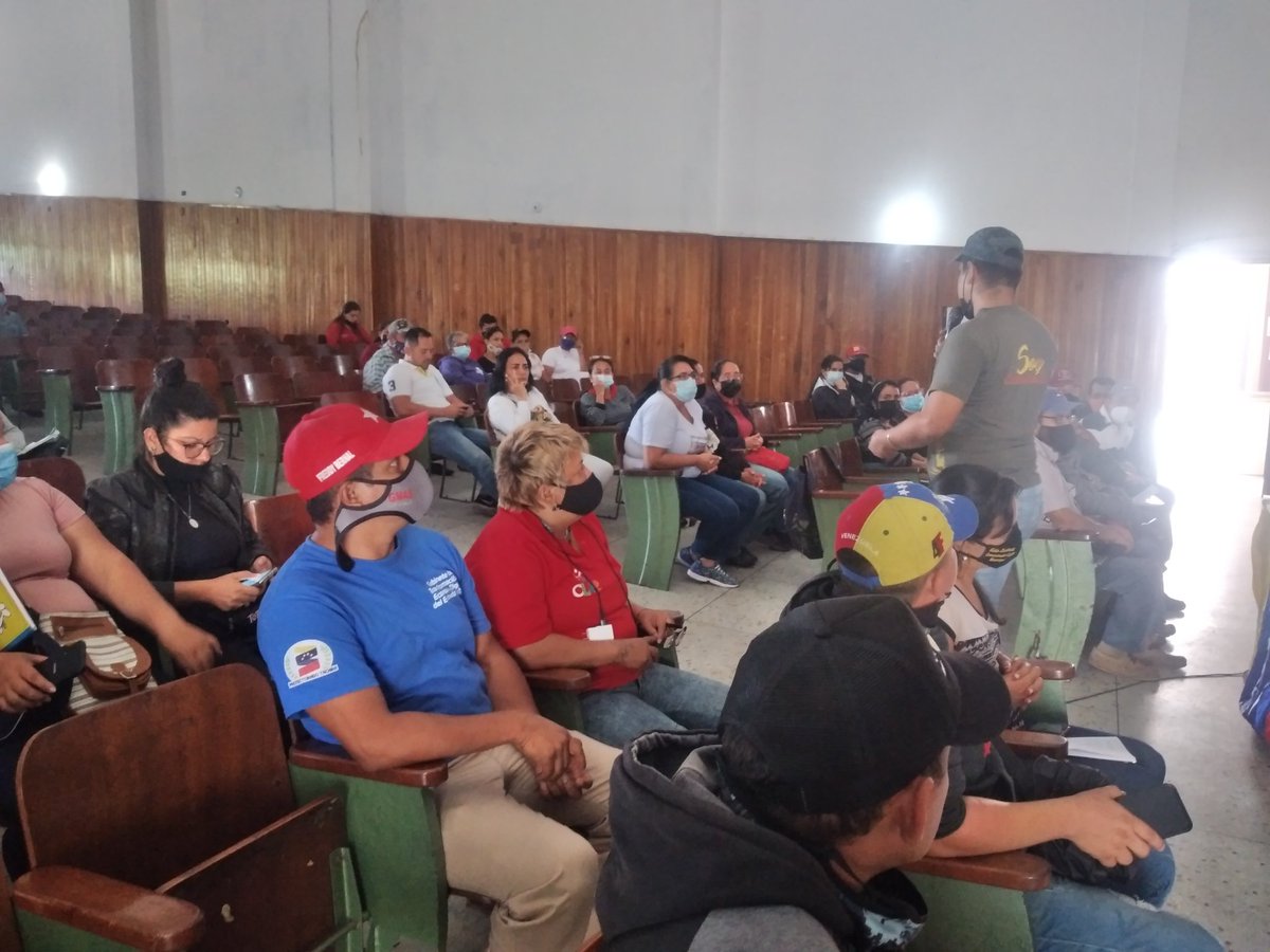 #EnDesarrollo || El Equipo del Comando de Campaña del Municipio #Jauregui acompañó el Taller de Formación para los Comunicadores #Clap el cual se realiza en la Casa de la Cultura "Don Pepe Melani" junto los compañeros de 5 Municipios de Montaña Alta y Zona
#SoyComunicadorClap