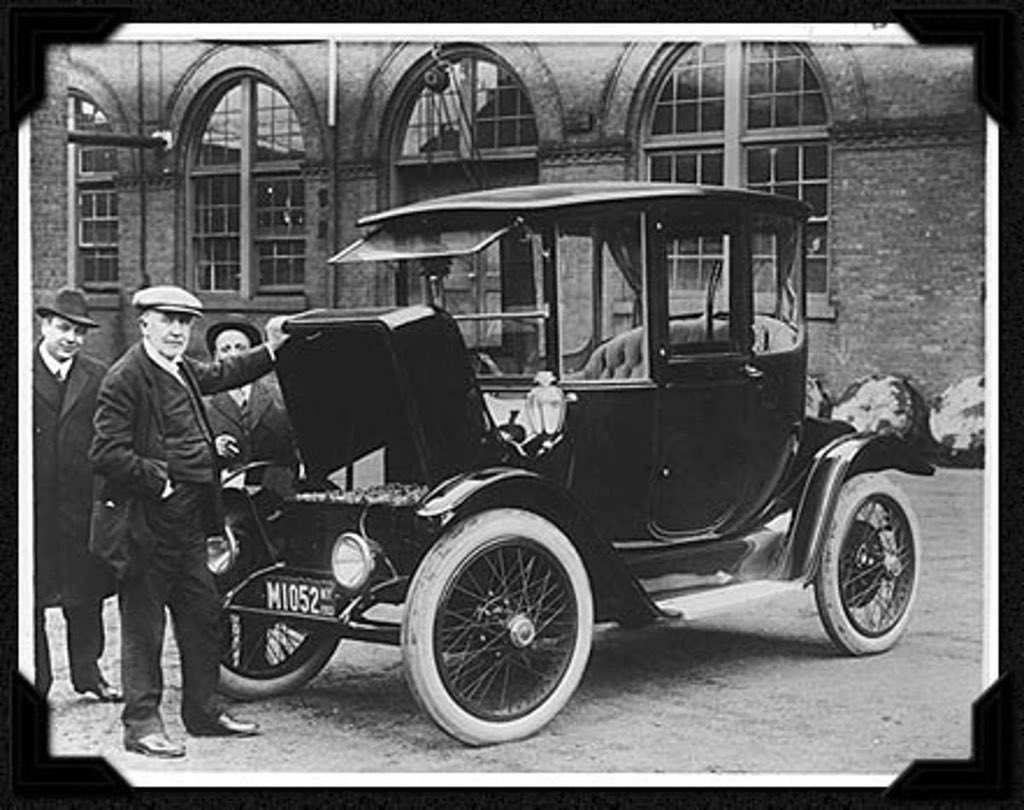 QingyiChen97's tweet photo. #QUBMScBloggers #TeamBain Back in 1913, Ford partnered with Edison to launch an electric car, and their attempt was unprecedented. But today, it seems that Ford is lagging behind many competitors in the development of electric cars. https://t.co/8lZVEBqI3t
