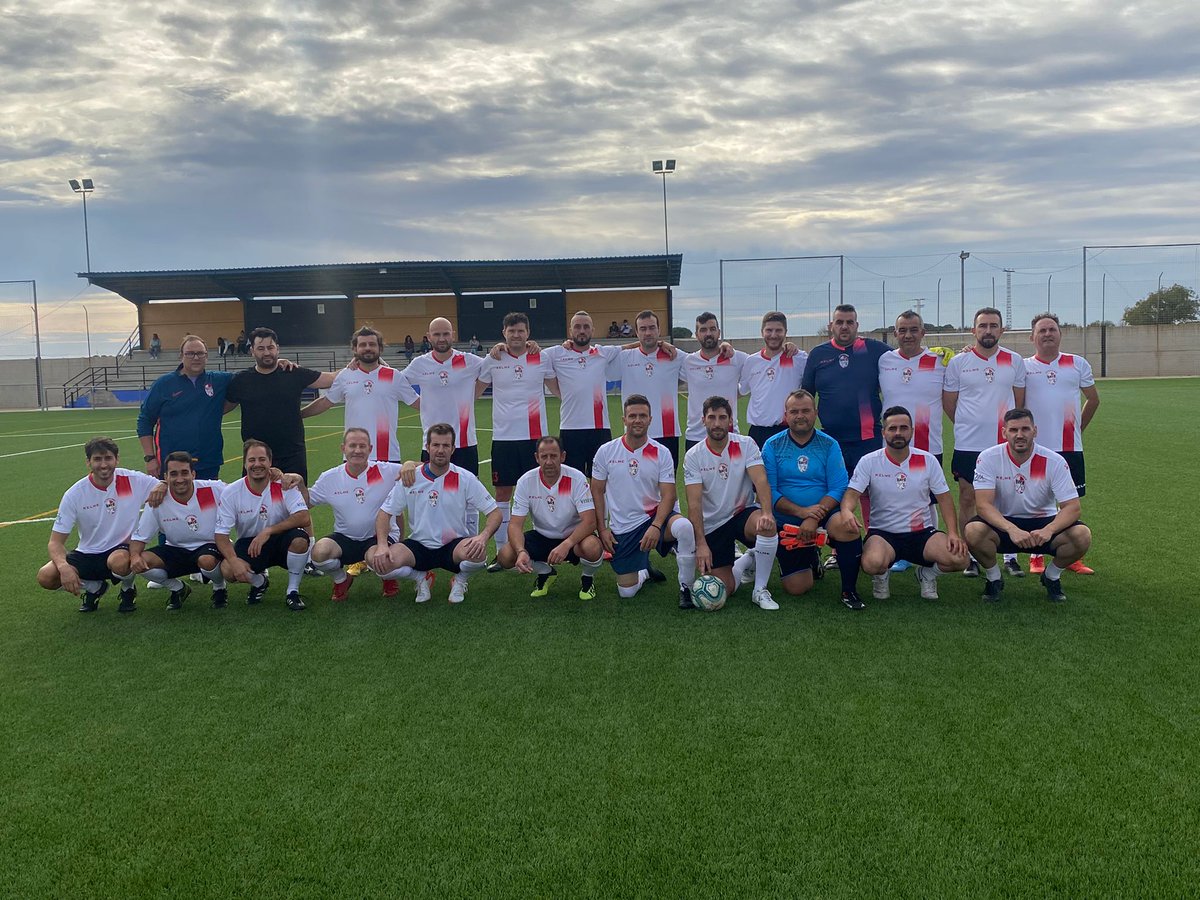 Primer partido finalizado, victoria por 1-2. Gran partido disputado y peleado frente a un equipo Guerrero como es manchego provencio veteranos. Los tres primeros puntos vienen para casa. Muchas gracias por el trato recibido Manchego Provencio Veteranos, nos vemos en la vuelta.