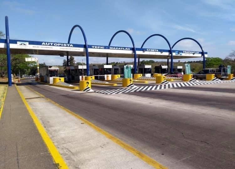 NayEnDigital's tweet photo. Anuncia la @SCT_mx en Nayarit, el paso sin costo por la autopista Tepic-Villa Hidalgo a todo vehículo que demuestre que lleva víveres y otro tipo de ayuda/apoyo para los damnificados del norte estatal. Así lo informó Marco Antonio Figueroa Quiñónez, Dir. Gral. de SCT Nayarit. https://t.co/dl6It8PNDI