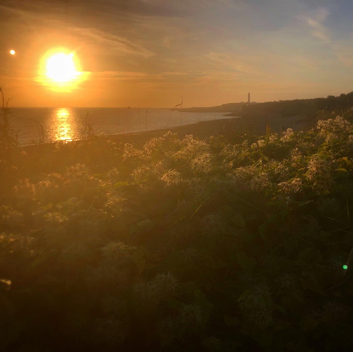 PhoebeRSmith's tweet photo. What a perfect way to end the day… as the southernmost people in mainland Wales. Thanks #VGlam for the beautiful sunset… #coast #sunset #TrailsFromTheVale #VisitTheVale #WanderWoman #WanderBoy #OnAssignment https://t.co/tHWAppxrBu