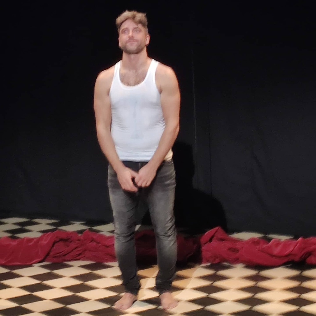 #Robert <a href="/maldateatre/">El Maldà</a> ... Un actor sol i l'escenari ple com un ou. @espectaculosbcn #teatre #teatro #platea #barcelona #omplimelsteatres #llenemoslosteatros #anemalteatre. instagr.am/p/CVGiEhuteda/