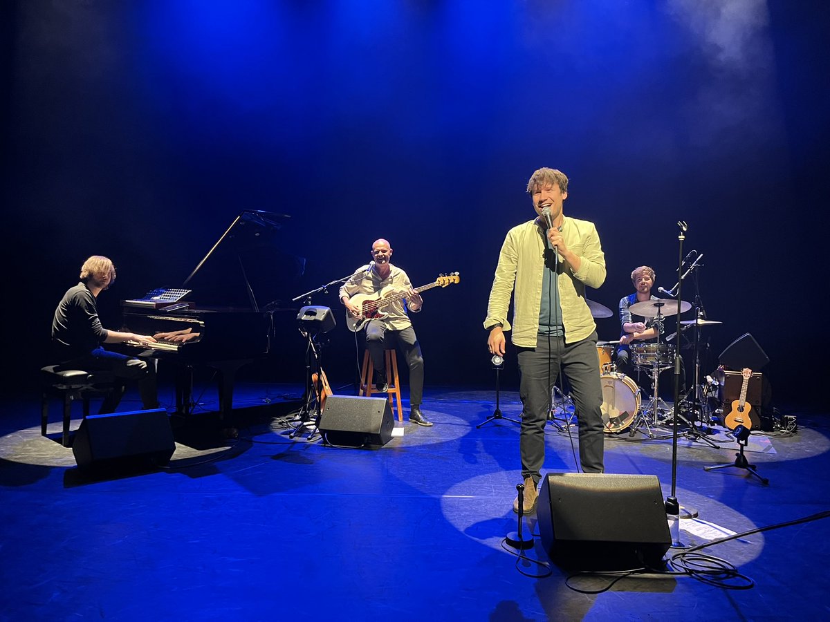 Wat is het toch gaaf dat het weer kan. <a href="/HandsomePoets/">Handsome Poets</a> live in @PodiumHogeWoerd. Koop kaarten als je de kans krijgt, het was echt een fantastische avond!