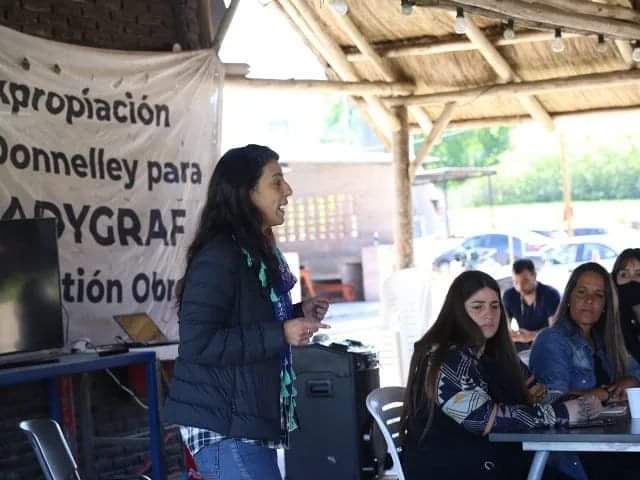 PaulaAkerfeld's tweet photo. Participé de la asamblea convocada por la comisión de mujeres de @madygraf donde junto a candidatas del FITU debatimos la necesidad de fortalecer la voz de la izquierda y construir una gran fuerza q se plante en las calles por los derechos de las mujueres y les trabajadores ✊🏼 https://t.co/MwIxREuAWf