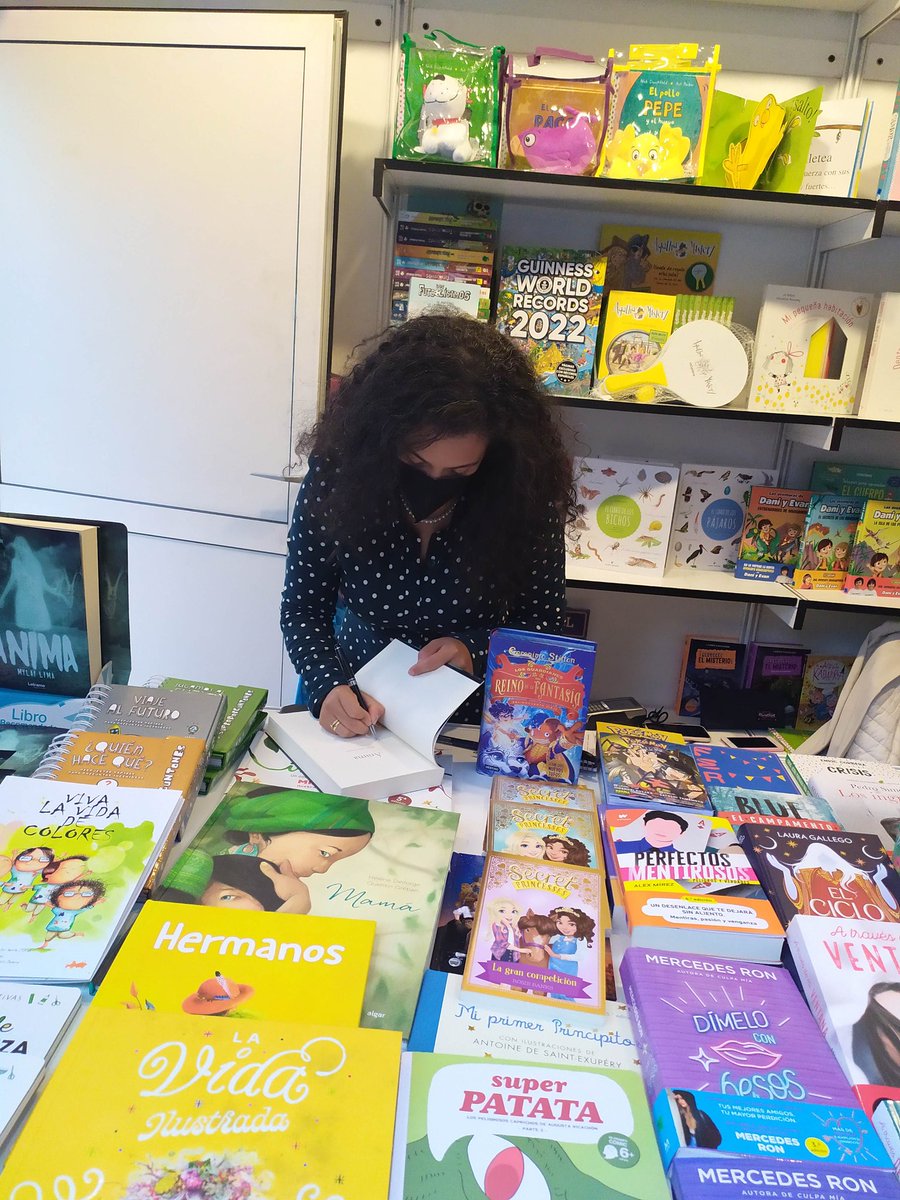 MylaiLima's tweet photo. Hoy en la feria del libro de #LasRozas que alegría poder ofrecer mi obra a la gente y poder compartir la experiencia de la creación literaria! https://t.co/RvBTEPj3A5