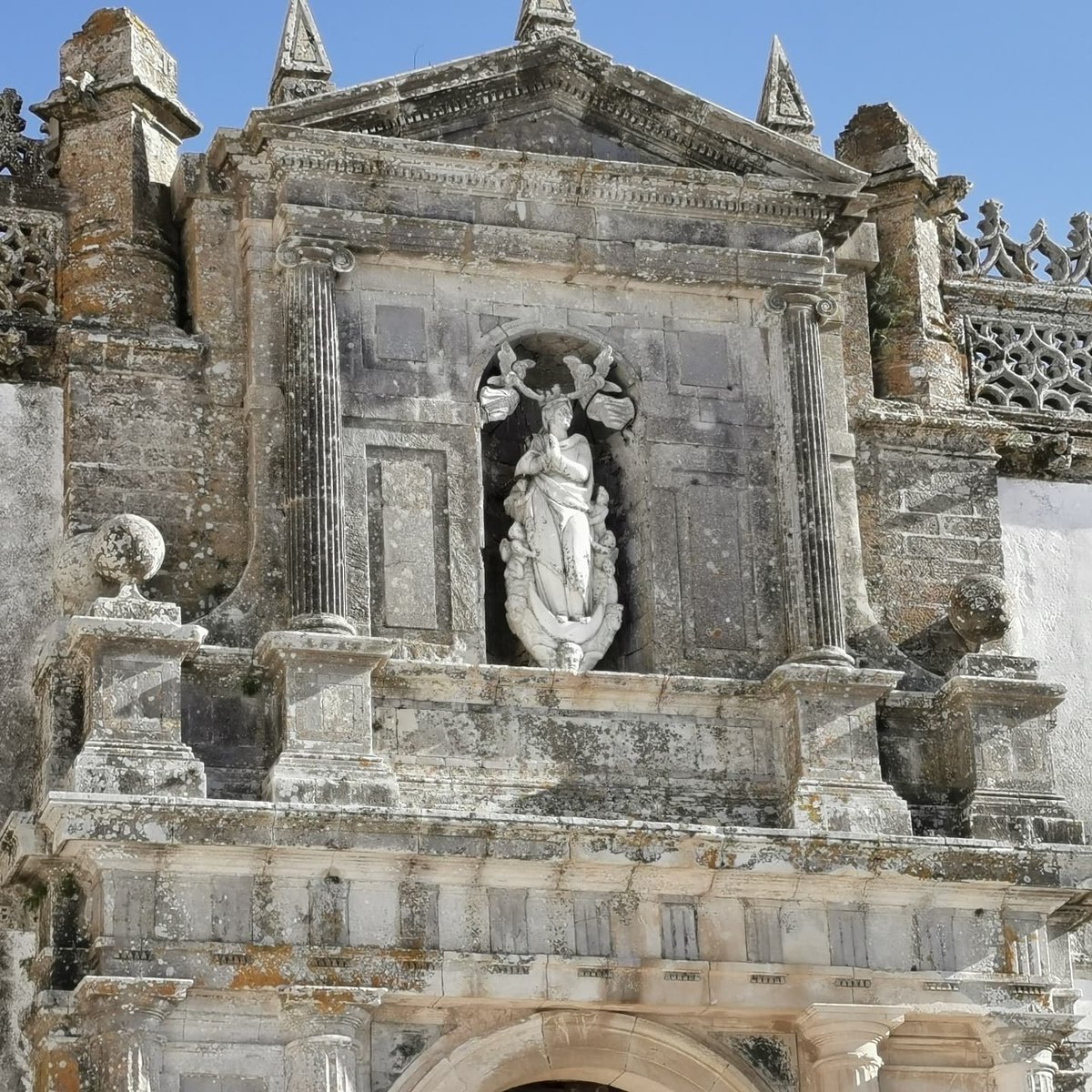Sur_Tour's tweet image. ¿Sabías qué Santa María Coronada (Medina Sidonia) fue Catedral de la diócesis de Cádiz? ¿O qué la reina Blanca de Castilla realizaba sus plegarias en ella? 

Una iglesia excepcional por historia y arquitectura.