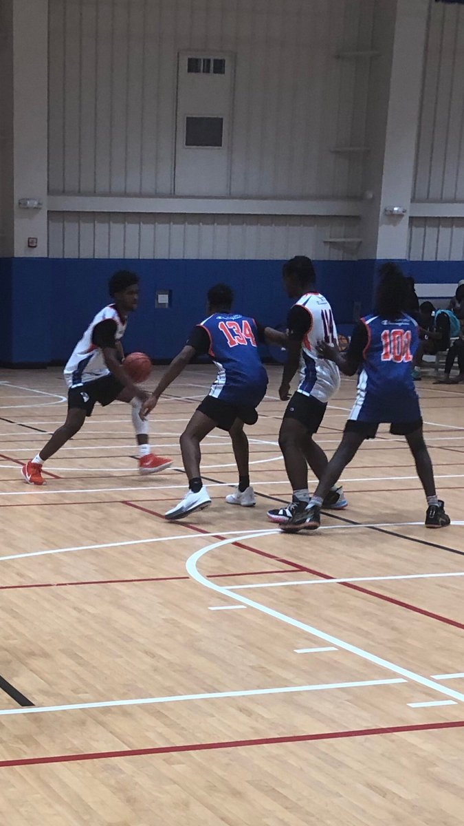 DarlingtonBBall's tweet photo. 2024 6'2 PG Keenan Dubose performed well today at the SC Top 80 camp!
Film can be sent to you!
@FurmanHoops @LanderMBB @NewberryMBB @CobrasMBB @Winthrop_MBB @BlueHoseHoops https://t.co/czkaogvjEV
