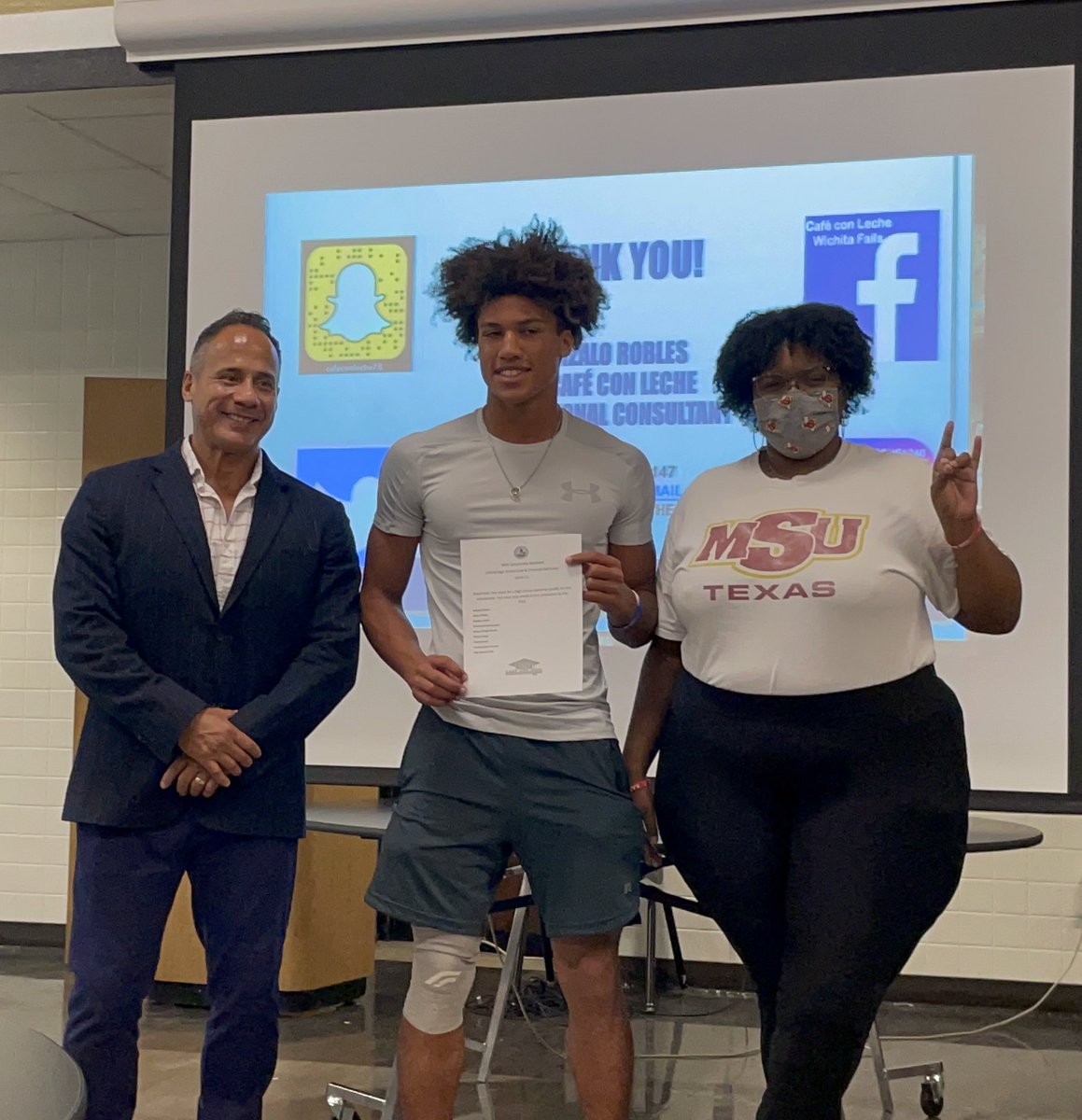 MahoneyTrish's tweet image. Community Cafe was a success @TheColonyHS ! Thank you to MSU and Cafe con Leche for the information and help given to our students. Congratulations to our $1000 scholarship winner!