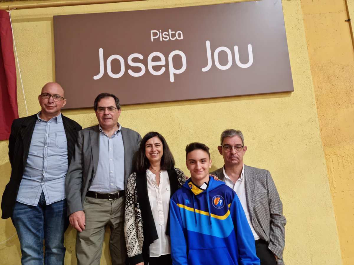 FCPatinatge's tweet photo. Benjamí Pons, president de la FCP, Cati Fontané, delegada territorial de Girona i Joan Benet, responsable del comitè tècnic #okpatins de Girona han fet costat avui a l’ @hoqueiolot en el canvi de nom del pavelló dedicat a Josep Jou, pal de paller del club local. #joelestemambtu https://t.co/fDxWKvgg60