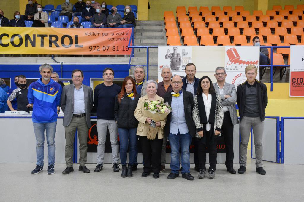 FCPatinatge's tweet photo. Benjamí Pons, president de la FCP, Cati Fontané, delegada territorial de Girona i Joan Benet, responsable del comitè tècnic #okpatins de Girona han fet costat avui a l’ @hoqueiolot en el canvi de nom del pavelló dedicat a Josep Jou, pal de paller del club local. #joelestemambtu https://t.co/fDxWKvgg60
