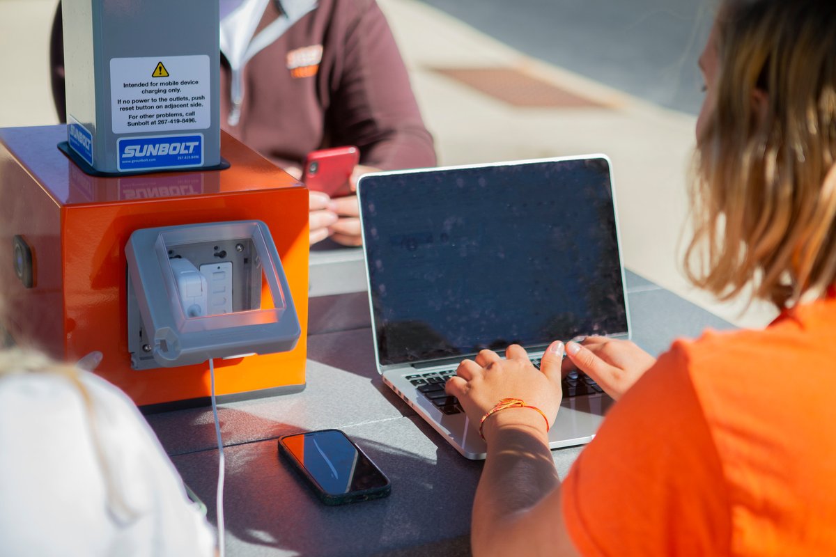 bgsu's tweet photo. NEW TO CAMPUS: #BGSU is harnessing the power of the sun with a solar charging table outside the Kreischer Quadrangle residence halls.☀️🔌
Manufactured by @Sunbolt, the table collects energy from the sun and stores it in built-in batteries.
See more 👇
https://t.co/sExCu8xDWc https://t.co/Cm5gwif1M6