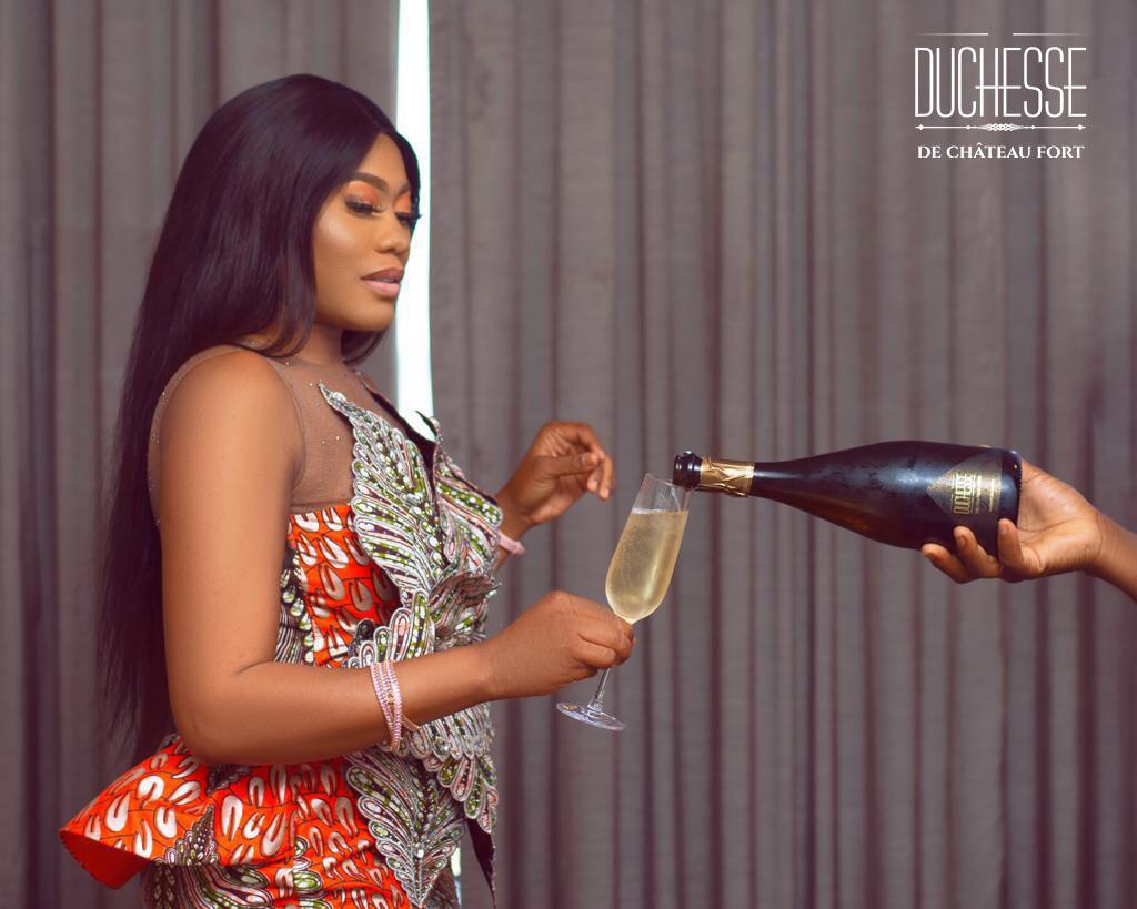 Apush_Bruh's tweet photo. Pour une meilleure expérience gustative de votre Brut de Duchesse de Châteaufort, ma Crush Océane vous suggère de toujours tenir le verre par la tige.

« La Marque de Luxe Africaine »

https://t.co/YXpjviXqh6

#duchessedechateaufort #tgtwittos https://t.co/6T4fhIrCLu