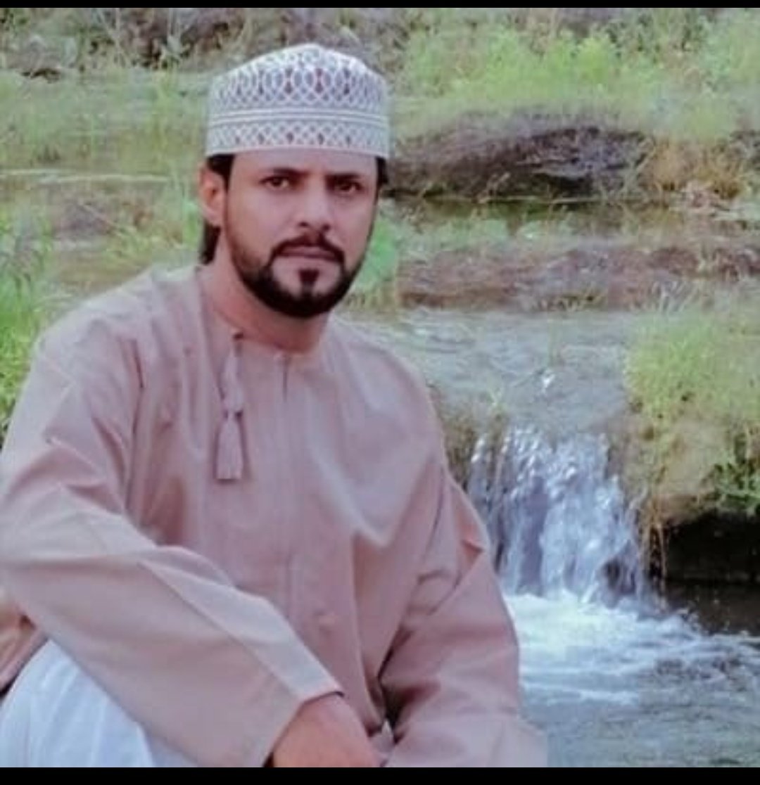 عيسى جعبوب
شاعر وهب للوطن القصيد
من فيض خاطر ثري... غنت مشاعره وفاء وإنتماء... ذلك الشعور ليس بغريب على الرواكن
فهم من برهن الوطنية قولآ وفعلآ
شكراً لهذا الشاعر الخلوق الجميل بكل قيم واخلاق ومبادئ وهمم عاليه الله يحفظكم بن راكن 🇴🇲