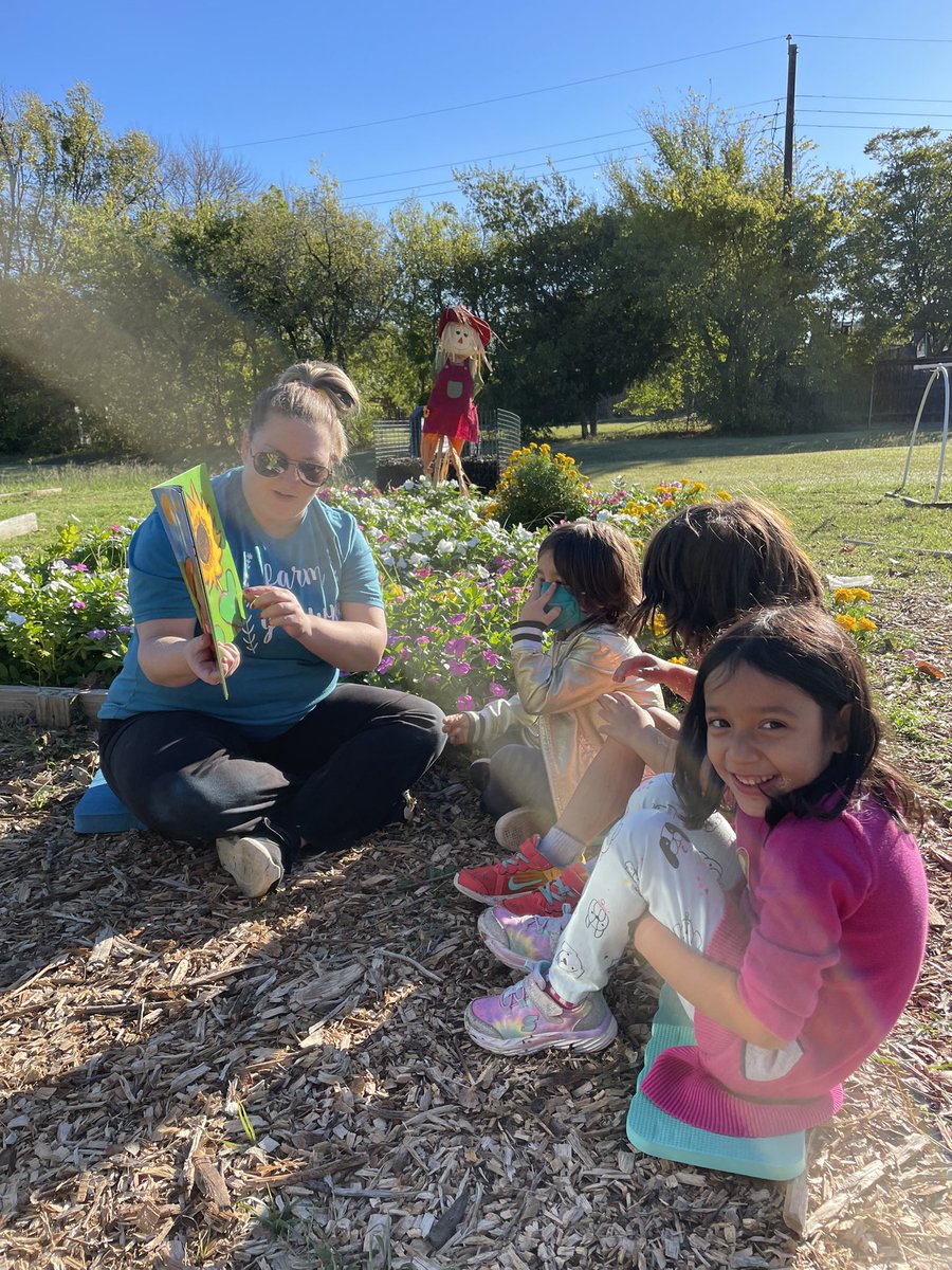 PinkyReads's tweet photo. Garden work day but when you’re the librarian…. 😉🌱📖
@CISDFarmerLarry @CISDlib @PinkertonCISD https://t.co/eLqjU54a5r