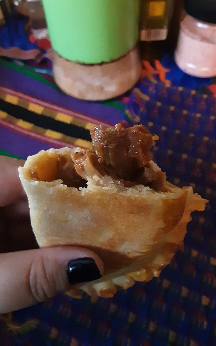 CuentosDeVane's tweet photo. ¡Qué hermosa experiencia!
Los pelaos de @enjoi507 se acordaron de mi cumple y me regalaron un 🎃 spice birthday cake y una deliciosa empanada capresse. Las de pollo ahumado y pulled pork estaban FENOMENALES 😋😋😋
Gracias, familia ♥ https://t.co/TJqbCpu9Q9