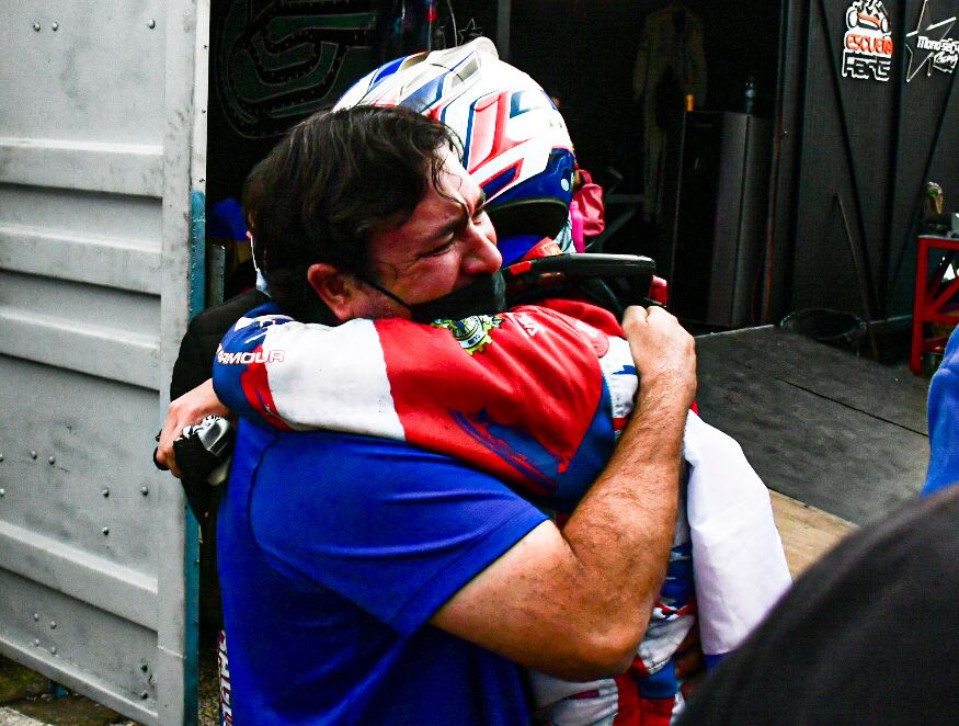 dsports_py's tweet photo. 🥲🥲🥲 LAGRIMAS COMPARTIDAS UNICAS.
Tu primer mecánico. Tu primer sponsor. Tu primer manager. Tu primer amigo. GRACIAS PAPA! #GrandeIVAN.
Estas lagrimas VALEN ORO. 🥇🥇🥇
Tenemos al primer campeón sudamericano del Paraguay.
#LeonGuarani #VamosCampeon 🏎️🔥🏁🇵🇾🇵🇾 https://t.co/KfdhaUSVJv