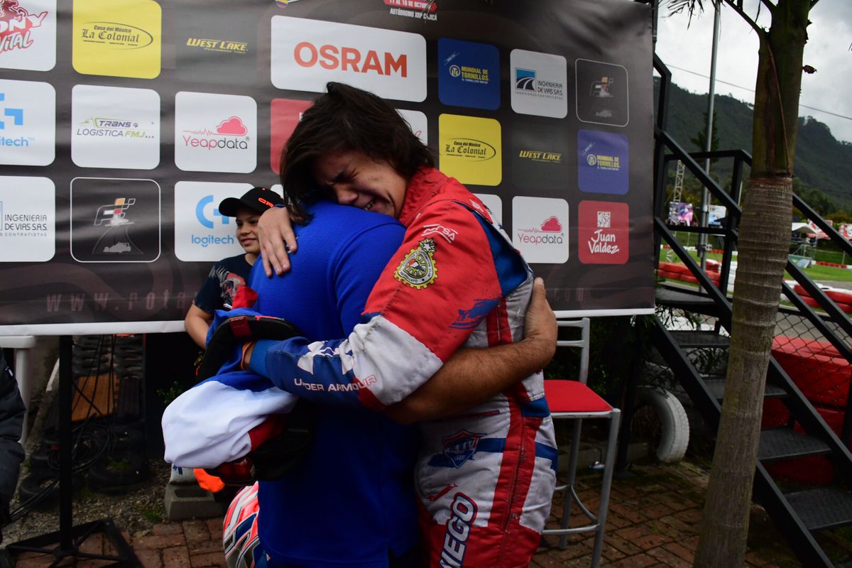 dsports_py's tweet photo. 🥲🥲🥲 LAGRIMAS COMPARTIDAS UNICAS.
Tu primer mecánico. Tu primer sponsor. Tu primer manager. Tu primer amigo. GRACIAS PAPA! #GrandeIVAN.
Estas lagrimas VALEN ORO. 🥇🥇🥇
Tenemos al primer campeón sudamericano del Paraguay.
#LeonGuarani #VamosCampeon 🏎️🔥🏁🇵🇾🇵🇾 https://t.co/KfdhaUSVJv