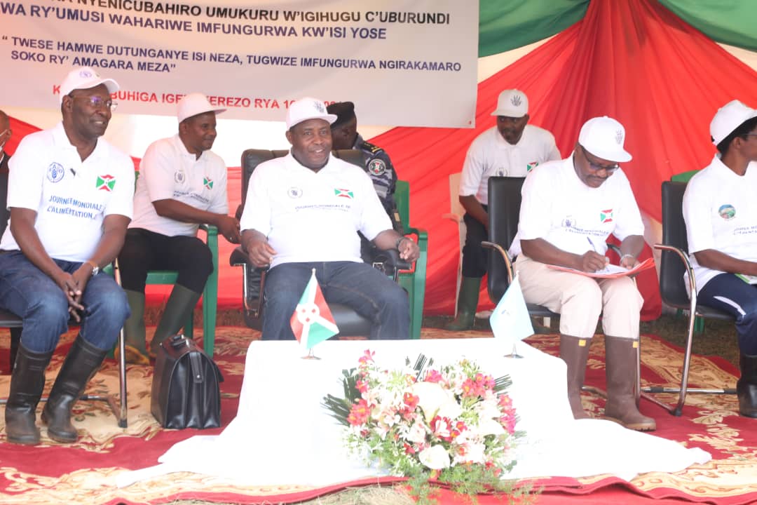 Sous le haut patronage de SE le Président de la République du Burundi,<a href="/GeneralNeva/">SE Evariste Ndayishimiye</a> le Burundi s'est joint,ce samedi 16 octobre 2021,à d'autres nations du monde pour célébrer la Journée Mondiale de l'Alimentation,journée célébrée chaque année en cette date.
<a href="/NtareHouse/">Ntare Rushatsi House</a> <a href="/BurundiGov/">Primature de la République du Burundi</a>