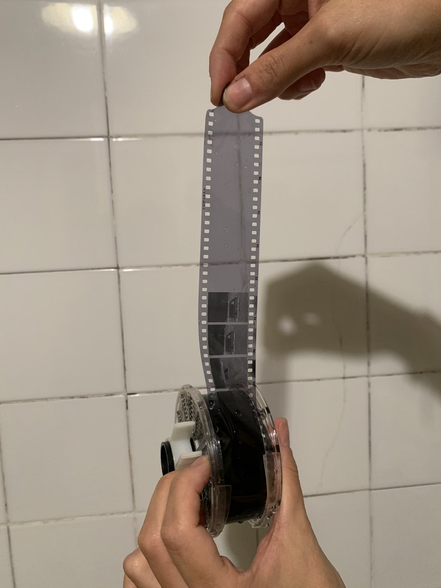 Orni_errant's tweet photo. Avui hem tornat als anys d’estudiant i hem revelat a casa amb la mateixa Il·lusió que el primer dia. Anb ganes de seguir-ho fent 💪🏾
#filmcomunity #beliveinfilm #filmphotography #homedevelop https://t.co/QaKUV2xwR0