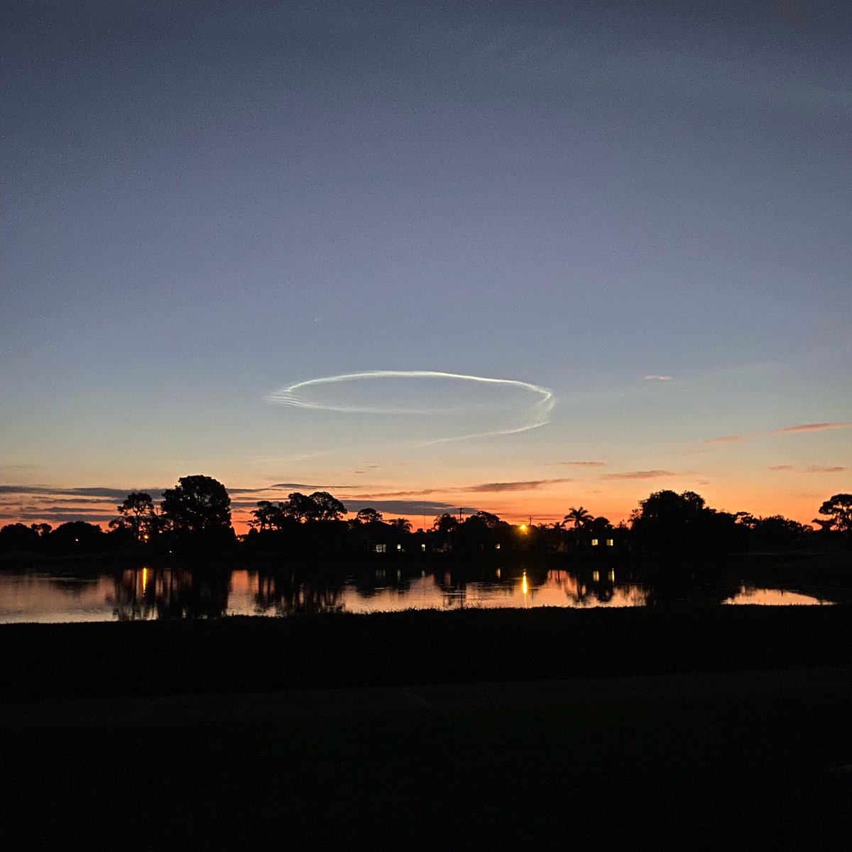TKerrKY's tweet photo. Contrails from the #AtlasVrocket launch seen on the West coast of Florida around 6:45 am. @JimCantore @MattDevittWINK @tropicalupdate https://t.co/azi2iNkRwb