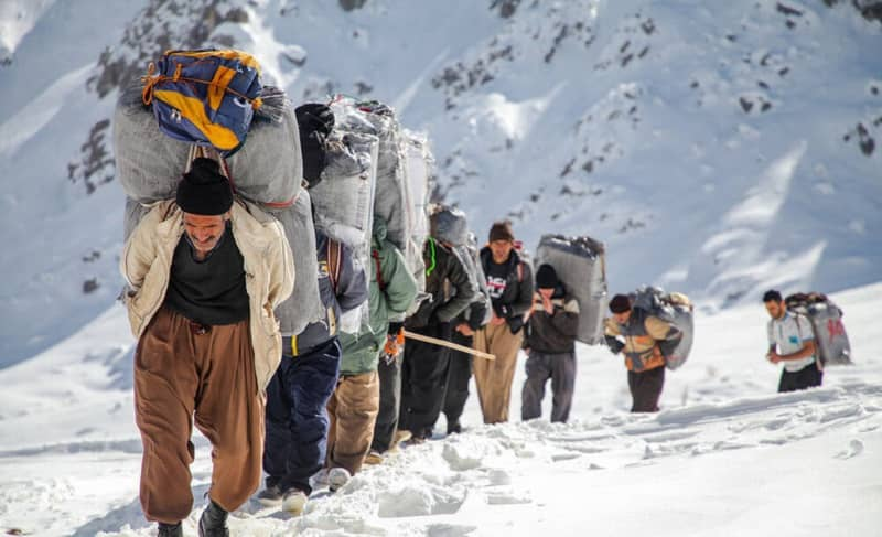 HelenaAva12's tweet photo. The Iranian regime’s border forces continue the killing spree against deprived porters, who must carry heavy loads as the breadwinners of their families.
#40yearsoffailure
#EndPoverty https://t.co/IILSlusez2
