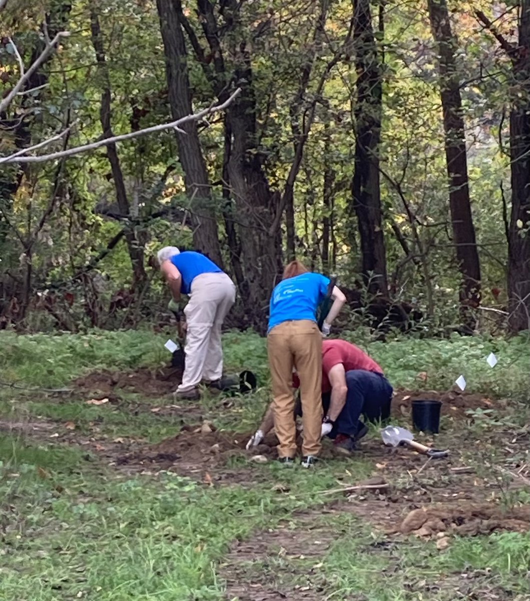 McCutcheon84's tweet photo. Great team effort by @wildlandspa #BushkillStreamConservany and #ForksoftheDelawareTroutUnlimited planting trees for the Bushkill Creek restoration project. 🙌 https://t.co/ZafIZ112oy