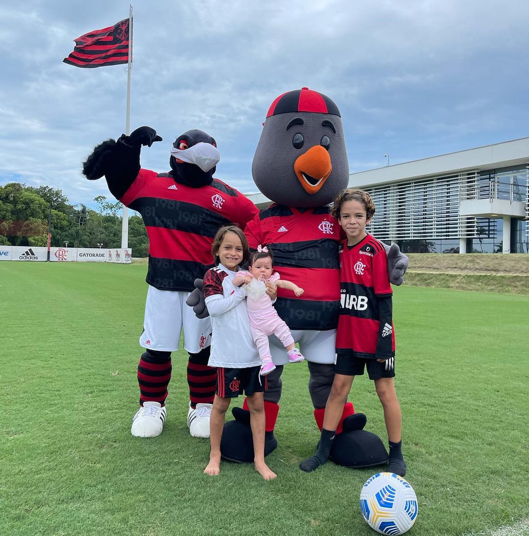 ribasdiego10's tweet photo. Visitas mais do que especiais hoje, para deixar nosso ambiente de trabalho ainda mais leve e alegre. 

Agradecimento especial a todos funcionários e diretoria do @Flamengo pelo carinho e respeito com nossos familiares! https://t.co/6qhHbWNldH