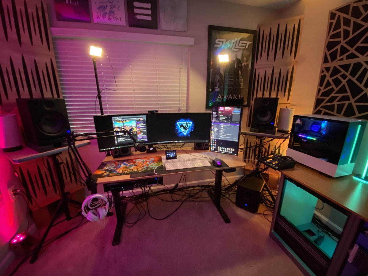 zanatos555's tweet photo. Here we are! Dust maintenance mainly completed ✅ Now when we can’t stand the hit reg we can sit 😂

Ignore the lack of cable management (like major games this will be patched in a future update) 

#streamsetups #recordingstudio #beatsbyzavala https://t.co/ElR4lWMTpS