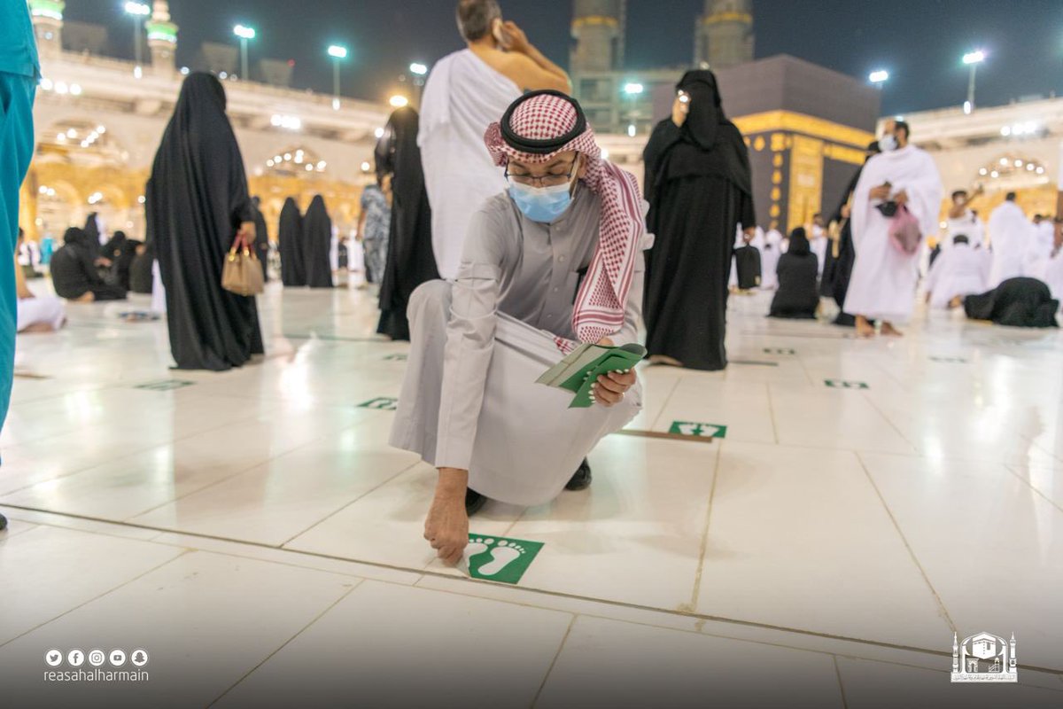 HaramainInfo's tweet photo. Stickers being removed at Masjid Al Haram https://t.co/wGhbBXhXYU