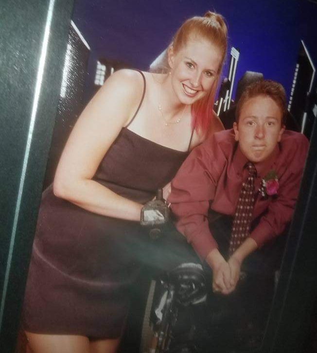 LindGoodTrouble's tweet photo. 1999 never looked this good! Shout out to Mike for making a badass date. π https://t.co/P35cHF6heI