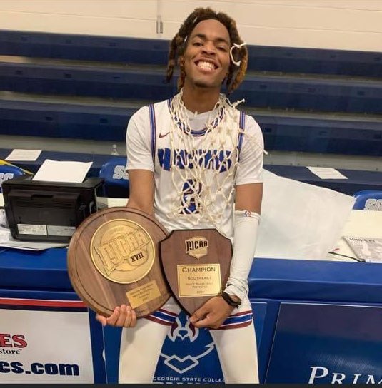 CoachBenL's tweet photo. This doesn’t feel right to have to say but rest in piece brother. Your work ethic and dedication made me work harder and I will always appreciate you for that. Prayers to your family and everyone you touched in your short time on earth. I love you man😔❤️ https://t.co/yDlkEZ1V0c