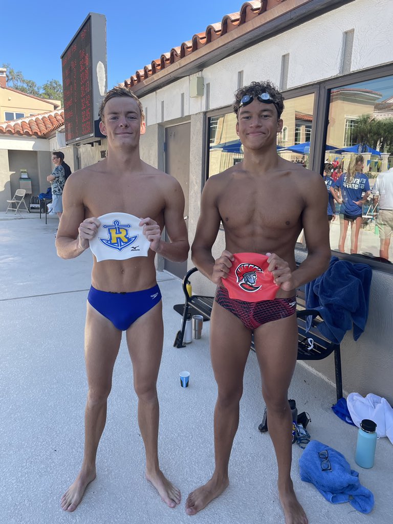 AcademyBullets's tweet photo. Vince and Ben reunited at their college dual meet this weekend. Even at that level, it sure is nice seeing a familiar face. #GoBullets #BulletsAlumni #family https://t.co/8Eb9eBcnMd