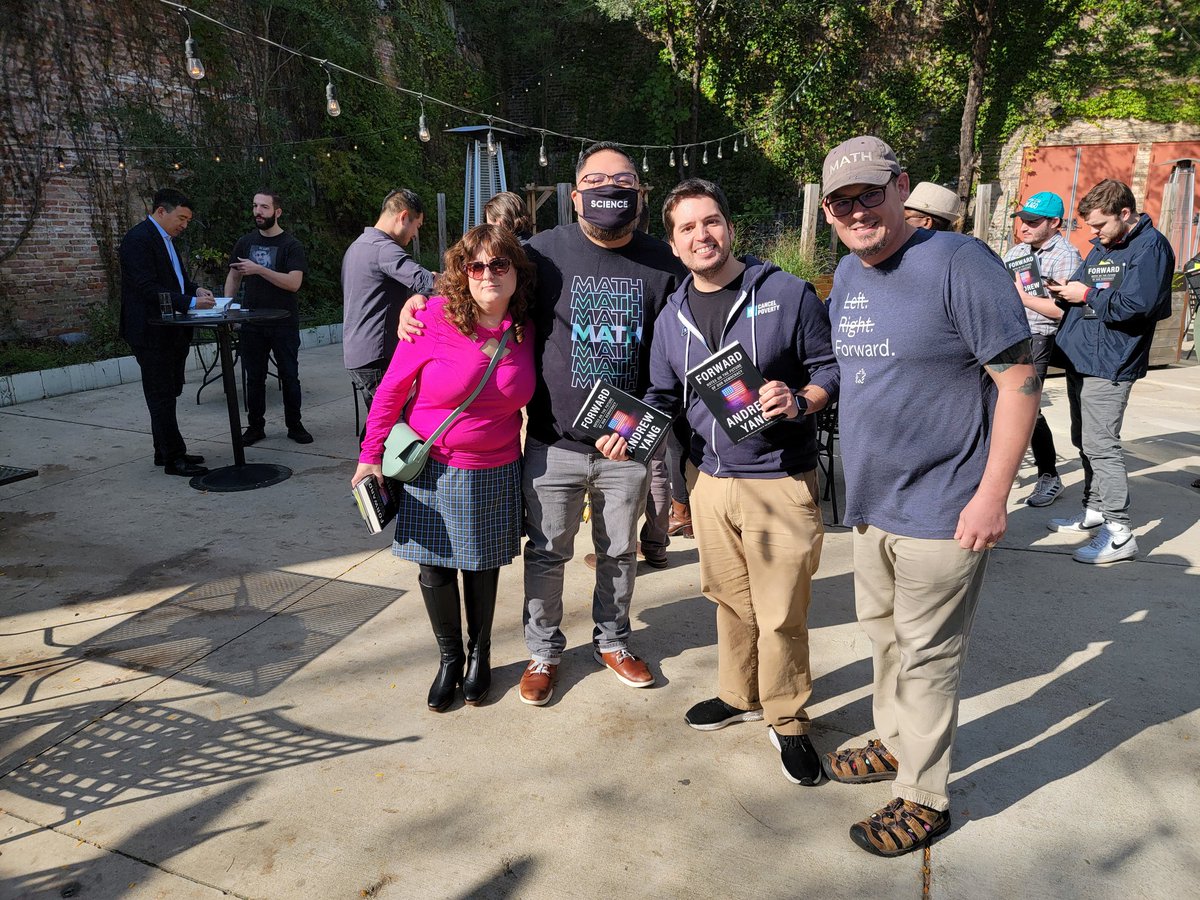 ZarMarquez's tweet photo. @AndrewYang Epic group indeed! #ForwardChicago https://t.co/LfVmSvpPtj