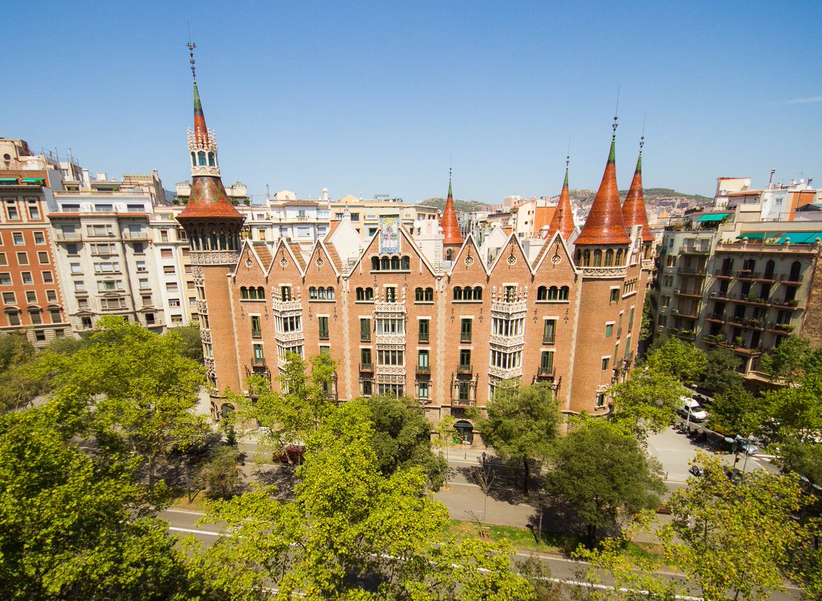 efemarq's tweet photo. #Taldiacomavui de 1867 va néixer el gran factòtum del modernisme: Josep Puig i #Cadafalch. Fou arquitecte, físic, historiador, arquèoleg, professor a Harvard i la Sorbona, i president de la #Mancomunitat de Catalunya. I a sobre féu la Casa de les #Punxes (1903-05), a Barcelona. https://t.co/7mcsdBrE7V