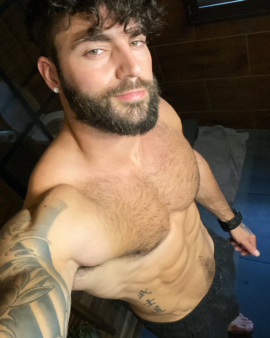 sweatpants season 😏 https://t.co/LrKdtIgiSm