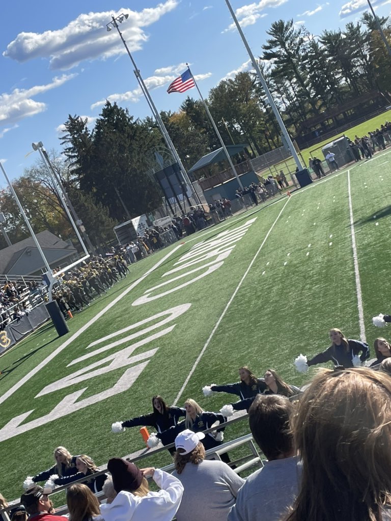 Thank you to the coaches at Eau claire for the great game day experience. Such a great atmosphere. <a href="/CoachBeschorner/">Wesley Beschorner</a> <a href="/CoachMcHugh62/">Mike McHugh</a> @CoachBuchner <a href="/Coach_Dickinson/">Austin Dickinson</a>