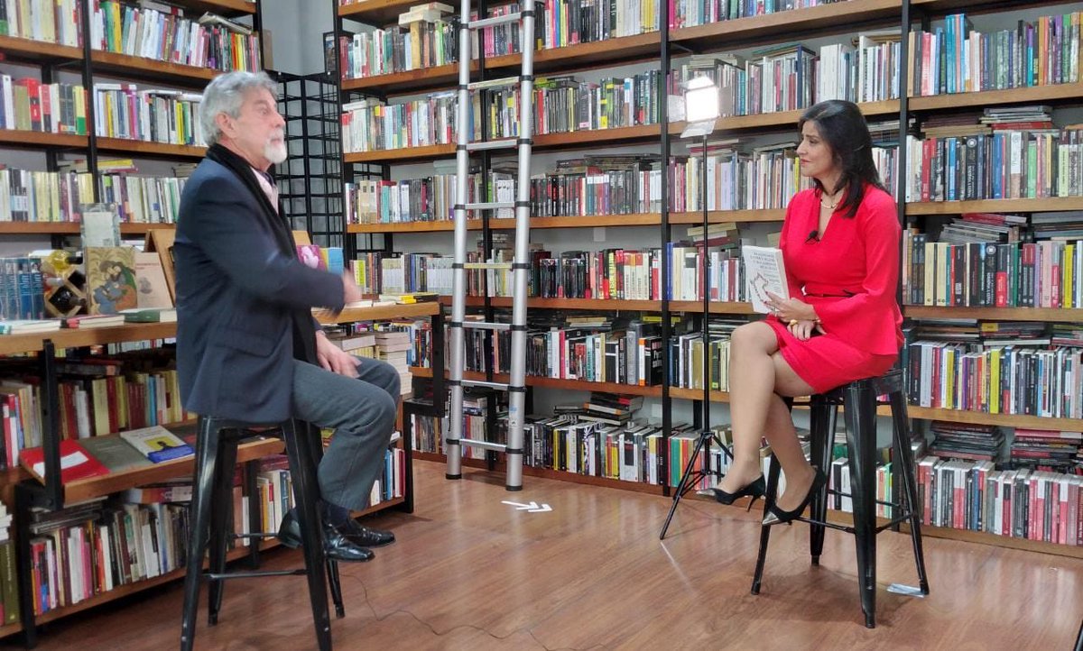 ClaraEOspinaG's tweet photo. Miren que lindo escenario. Fue en ⁦@bookvivant⁩ y con ⁦@FSagasti⁩ la primera entrevista de #HoraDeLeer de ⁦@Epicentro_TV⁩ que les comparto de nuevo por si se la perdieron. https://t.co/s801jOV1wp https://t.co/QMVnMz5Txl