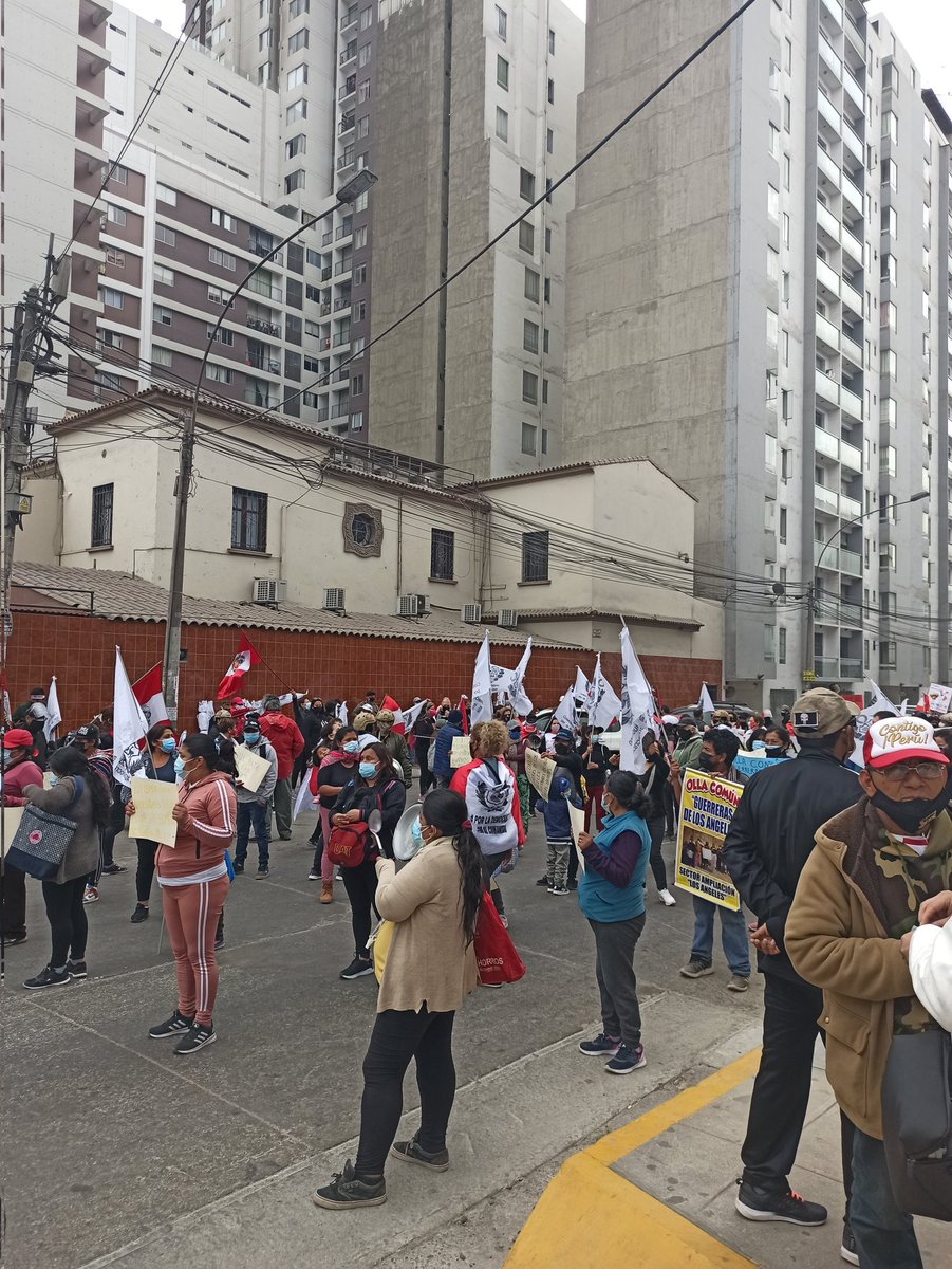 Vecinos patriotas de Breña marchando contra el comunismo y exigiendo la vacancia. La policía no los deja avanzar más allá del C.C. La Rambla.