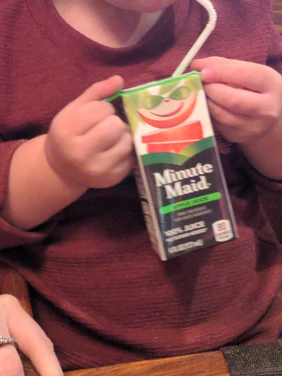 burns_535's tweet photo. My wife folded out the flaps on the @MinuteMaid juice box and my mind is blown. He doesn't squeeze the box and spill anymore. #lifehack https://t.co/Q0KS5Q9SSa