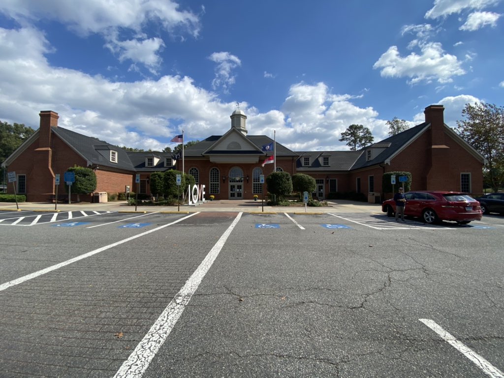 zlaka_84's tweet photo. Irruption Tour 2021 update stop #9 from earlier in the day just over the border in Virgina. Very elegant very much a colonial style rest stop with a coat hanger to grab your snacks from the vending machine!! @ForwardMSNFC & @fwdflock #IrruptionTour2021 #FlockOnTour #HennyDerby https://t.co/yz7oTywO3l