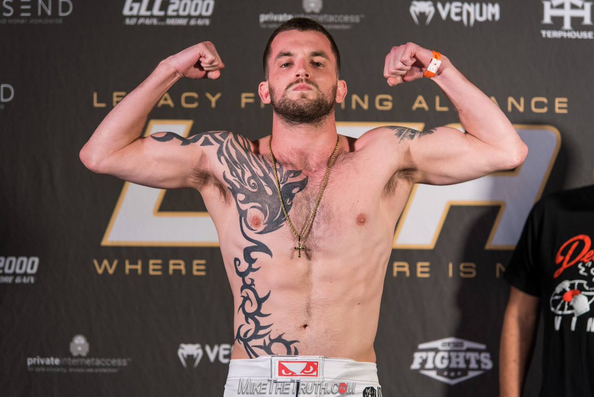 SPerezBlundi's tweet photo. UFC : HERE AUSTIN FROM DALLAS !
Vainqueur par décision unanime en août face à #Saldana, le jeune Texan de #Dallas #AustinLingo 🇺🇸💪 affrontera son compatriote #JonathanPearce le 19 Février 💥
Technicien complet, issu à la fois du #JiuJitsu 🇧🇷 et du #TaeKwonDo 🥋 🥊
#HereWeGo https://t.co/849uPYM1yP