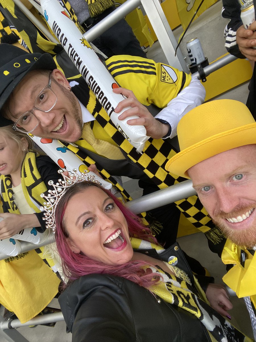 cassandrafaris's tweet photo. Hat game on fleek (do people even say that anymore?) ⚽️ 👑 🎩 #Crew96 #GeekTailgate https://t.co/NaAif3EwHs