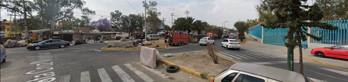 eljuggy's tweet image. Yo no digo que no esté bien, pero y esto? Por que no lo sacan? Mejor aún por que no lo arreglan? Es la misma calle del parque.