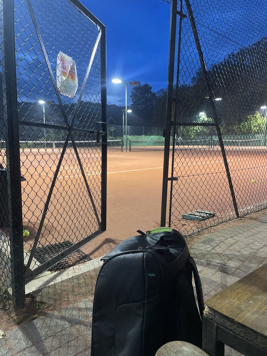 LolaroxySmith's tweet photo. Training in the fog this morning, competing under the floodlights this evening in Bucks. 2nd win of the Champions League Pro UTR Event this season dropping just 3 games overall💪🏼🎾 @TeamBathTennis @SportUSA4 https://t.co/w6ErfOu6jc