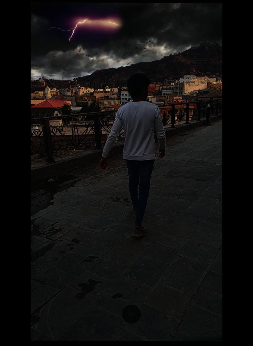 ما قفّـيت الا وانـا عنـدي قناعـه 
بطبعي صعب يتصنع