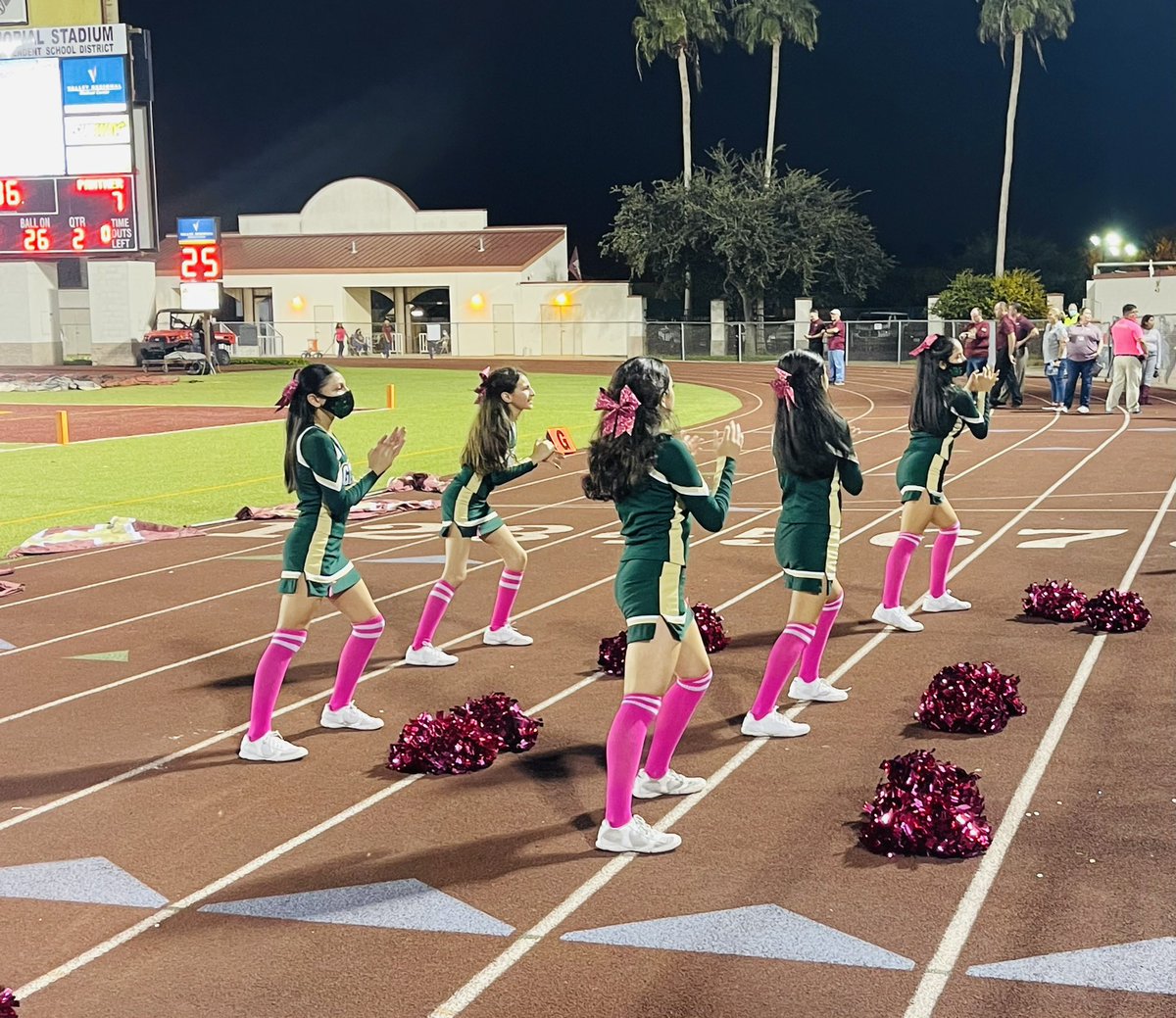 Thank you so much Falcon Cheerleaders for sharing the field with us!🏈💛💚📣 #FridayNightLights <a href="/CheerLfhs/">LFHS Cheer</a> <a href="/resaca_gators/">Resaca Middle School</a> <a href="/ResacaAthletics/">Resaca Gators Athletics</a>